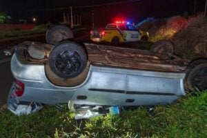Carro capotado entre Mariluz e Umuarama.