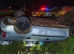 Carro capotado entre Mariluz e Umuarama.