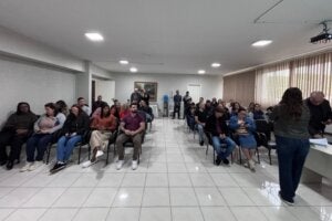 Reunião com diretores para debater proteção contra chuvas em escolas de Goioerê.