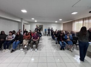 Reunião com diretores para debater proteção contra chuvas em escolas de Goioerê.