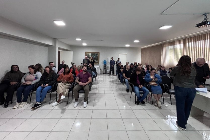 Reunião com diretores para debater proteção contra chuvas em escolas de Goioerê.