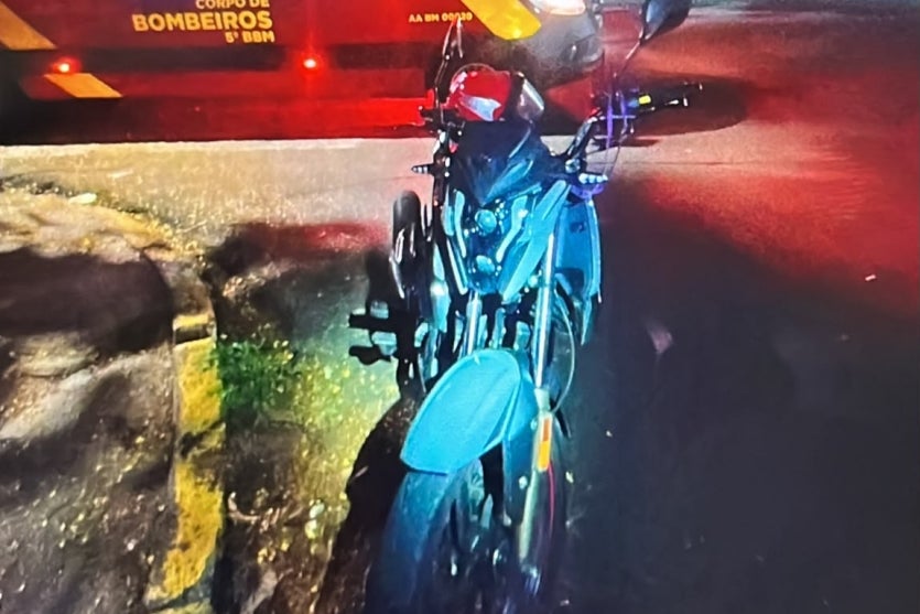 Motocicleta que coliduu com automóvel no Centro de Umuarama.