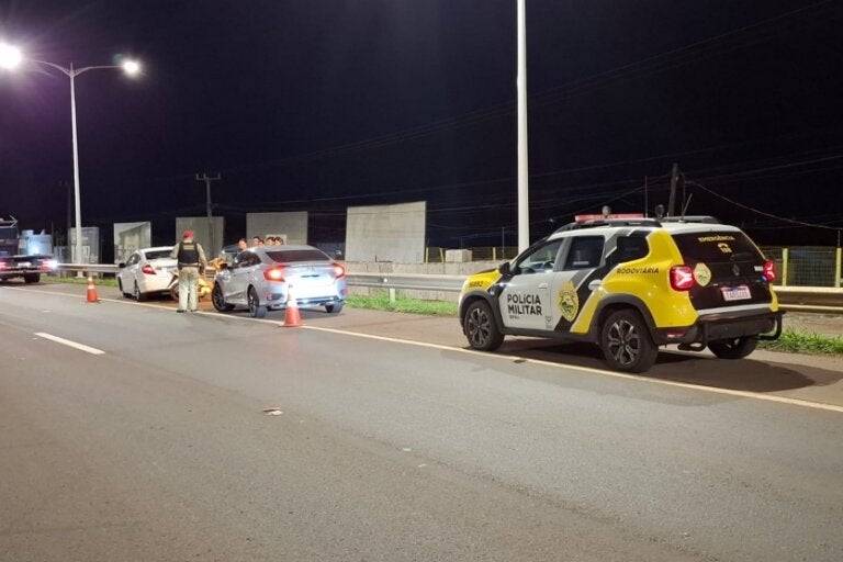 Civics envolvidos em colisão na PR-323 em Umuarama ao lado de uma viatura da PRE.