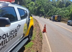 Viatura da PRE ao lado de acidente com motociclista na PR-462.