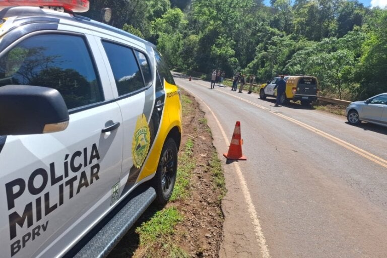 Viatura da PRE ao lado de acidente com motociclista na PR-462.