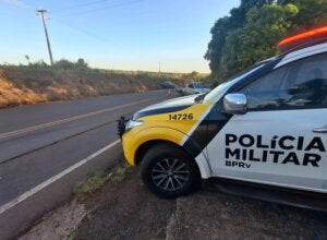 Viatura da PRE próxima a local de acidente na PR-492.