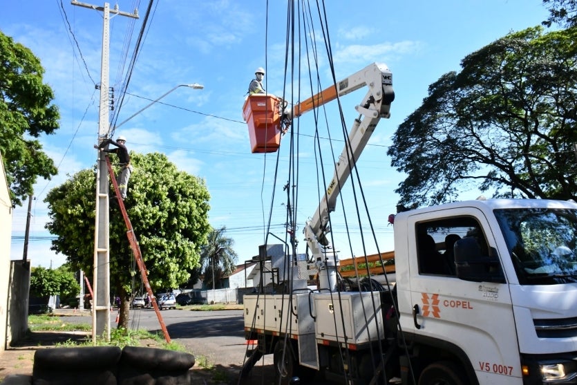 Trabalhador da Copel operando máquina para remoção de fios.