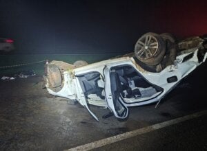 Jetta capotado após acidente na BR-376