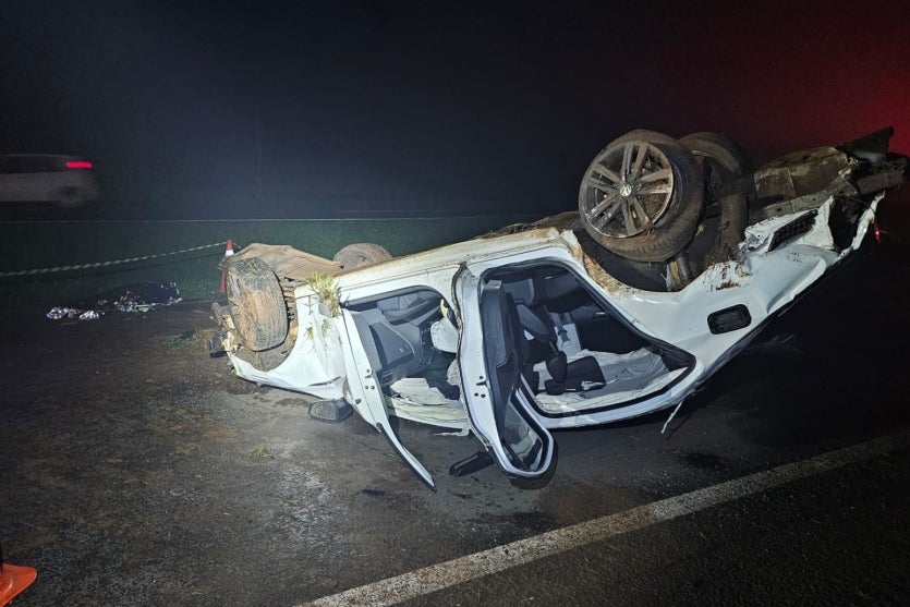 Jetta capotado após acidente na BR-376
