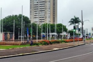 Banners de propaganda eleitoral na praça Miguel Rossafa, em Umuarama.
