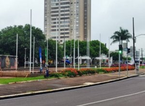 Banners de propaganda eleitoral na praça Miguel Rossafa, em Umuarama.