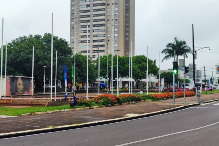 Banners de propaganda eleitoral na praça Miguel Rossafa, em Umuarama.