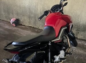 Moto apreendida após manobras perigosas na Zona VI de Umuarama.