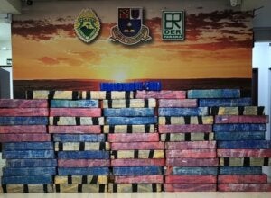 Tabletes de maconha apreendidos após perseguição na PR-323 em Paiçandu.