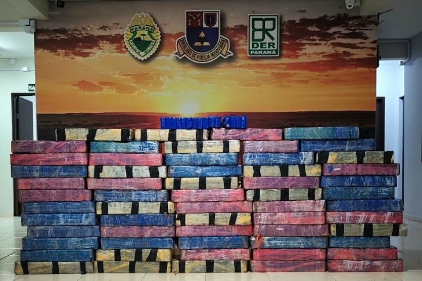 Tabletes de maconha apreendidos após perseguição na PR-323 em Paiçandu.
