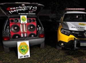 Carro com som automotivo que foi apreendido pela PM em Umuarama.