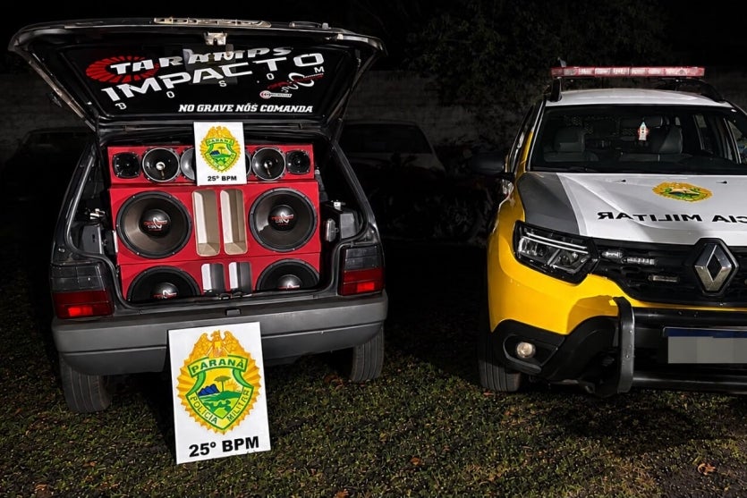 Carro com som automotivo que foi apreendido pela PM em Umuarama.