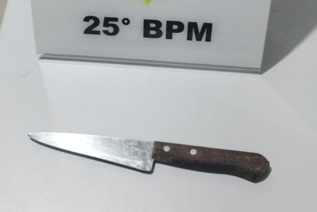 Faca apreendida após ameaça a adolescente em Umuarama.