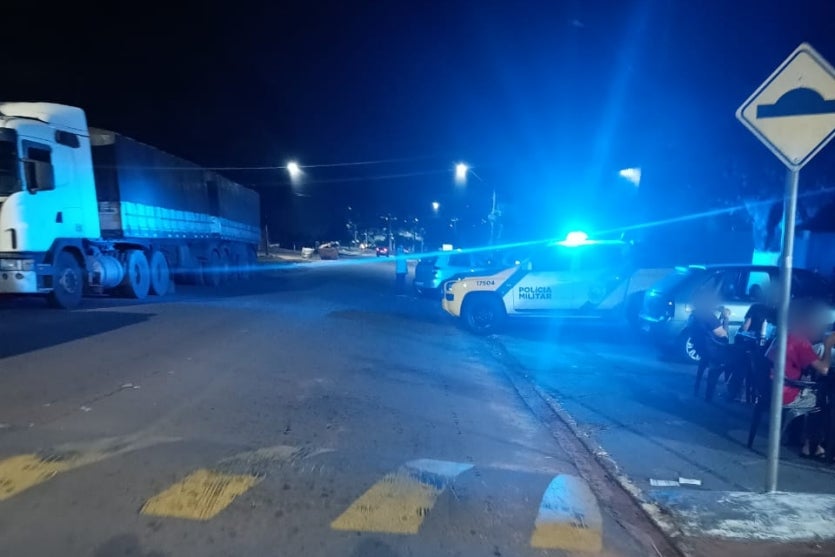 Motociclista sem CNH fica ferido ao bater na traseira de carro em Umuarama.