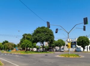 Cruzamento de Umuarama com vista para o céu limpo da cidade em um dia quente.