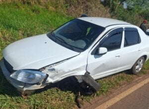Carro danificado após colisão com três veículos na PR-580 em Umuarama.