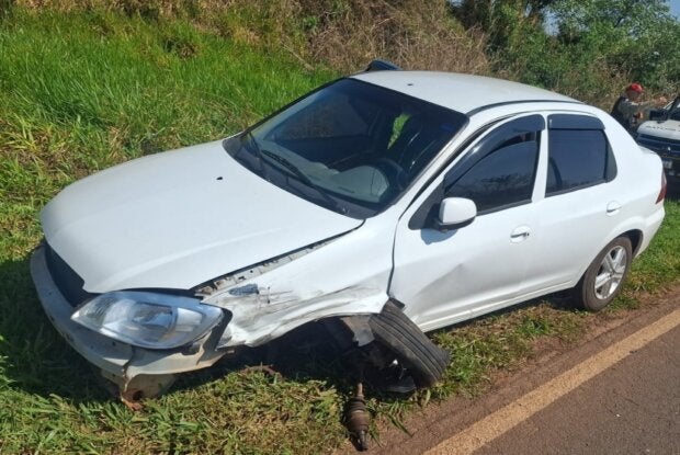 Carro danificado após colisão com três veículos na PR-580 em Umuarama.