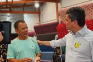 Sergio Moro cumprimentando homem durante campanha.
