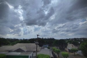 Céu nublaod e escuro em Umuarama.