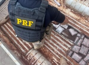 Agente da PRF descobrindo caminhão carregado com drogas na BR-487.