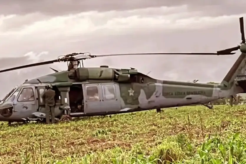 Mau tempo obriga helicóptero da FAB a fazer pouso em fazenda no PR; com vídeo
