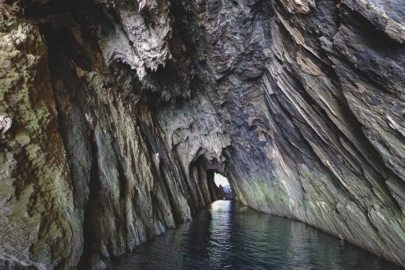 Formação de cavernas: como a água esculpe rochas solúveis