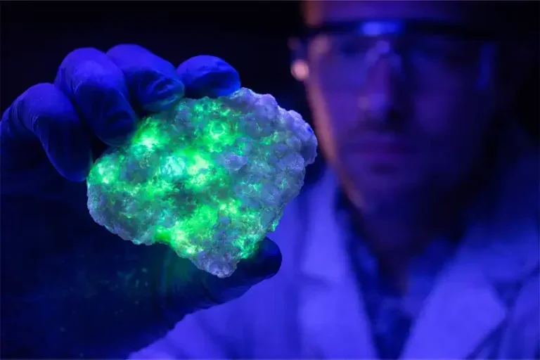 Fluorescência: por que certos minerais brilham sob luz UV