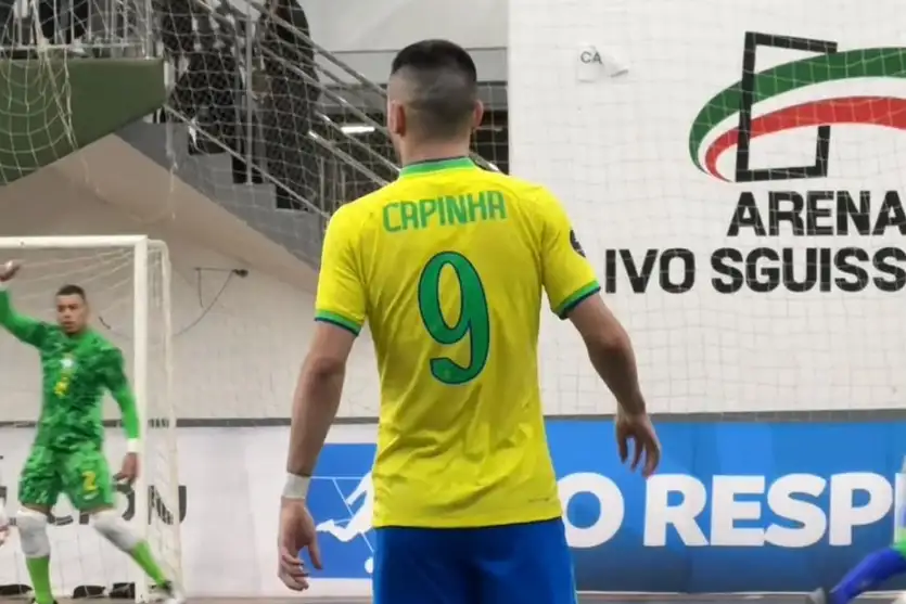 Capinha, do Umuarama Futsal, marca seu primeiro gol pela Seleção Brasileira