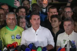 Flávio Bolsonaro em seu discurso após derrota nas eleições de 2026.