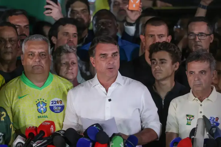 Flávio Bolsonaro em seu discurso após ser derrotado nas eleições presidenciais.