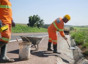Trabalhadores da EPR realizando trabalhos de reparo às margens da PR-323.