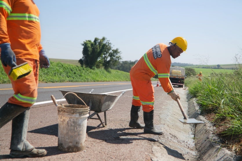 Trabalhadores da EPR realizando trabalhos de reparo às margens da PR-323.