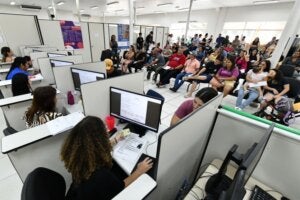 Agência do Trabalhador de Umuarama cheia durante mutirão.