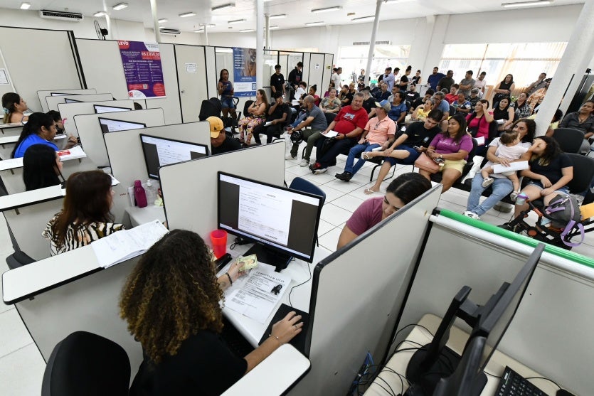 Agência do Trabalhador de Umuarama cheia durante mutirão.