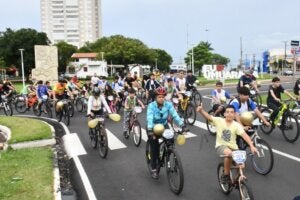 Ciclistas participando do Passeio Ciclístico nas imediações da Praça Miguel Rossafa, em Umuarama.