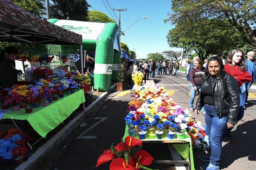 Bancas de venda de flores para o Dia de Finados em Umuarama.