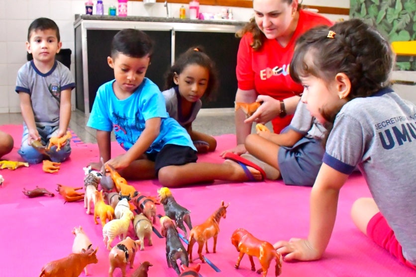 Crianças brincando em CMEI de Umuarama.