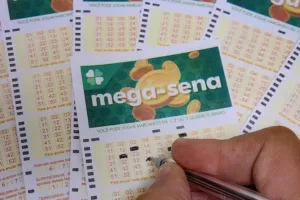 Pessoa preenchendo bilhetes da Mega-Sena.