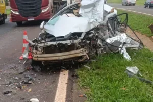 Carro que bateu de frente com carreta na BR-163 e ficou destruído.