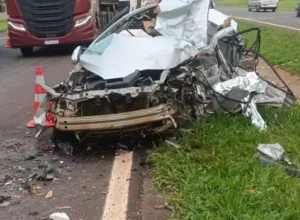 Carro que bateu de frente com carreta na BR-163 e ficou destruído.