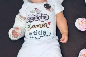 Foto de bebê sem mostrar o rosto da criança.