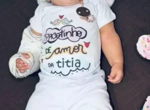Foto de bebê sem mostrar o rosto da criança.