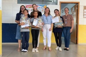 Alunos que venceram concurso de desenho em Umuarama.