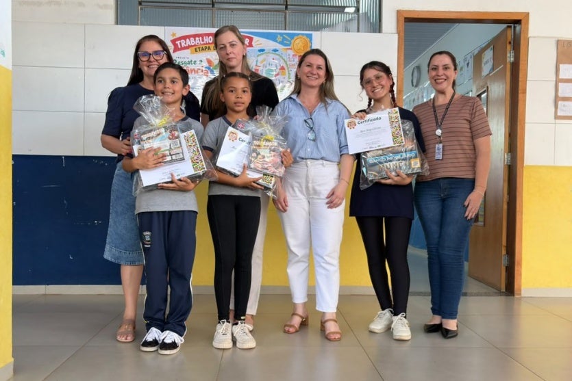 Alunos que venceram concurso de desenho em Umuarama.