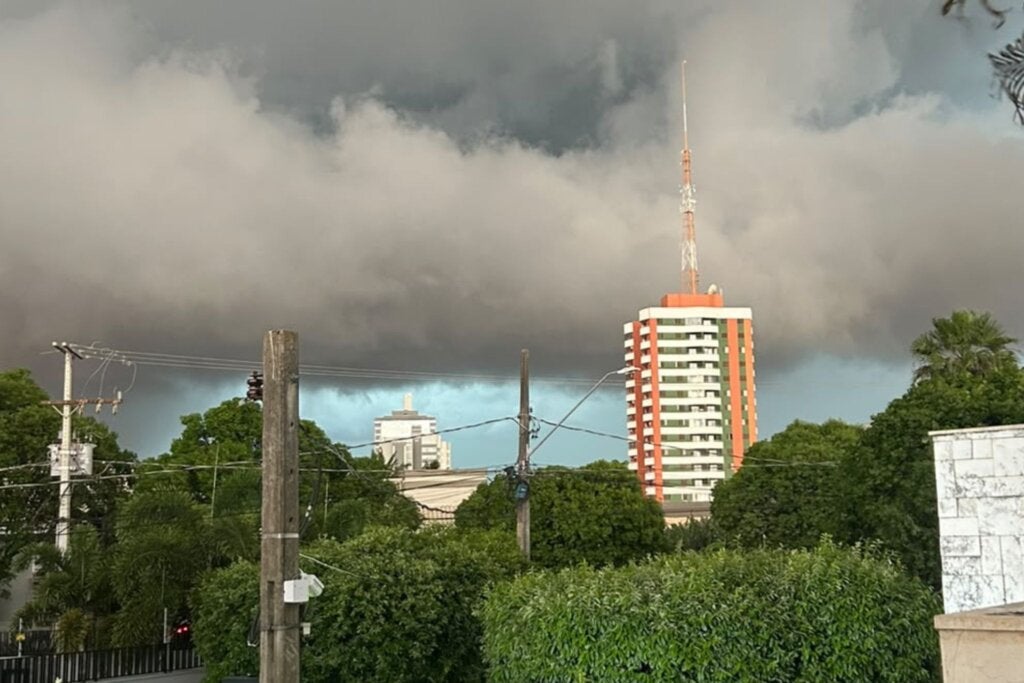 Defesa Civil emite aviso de tempestades, ventos fortes e raios no Paraná
